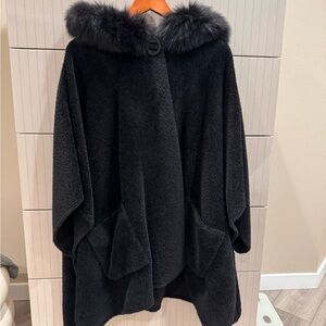 Blue Duck Elegant Black Fur-Trimmed Women's Coat